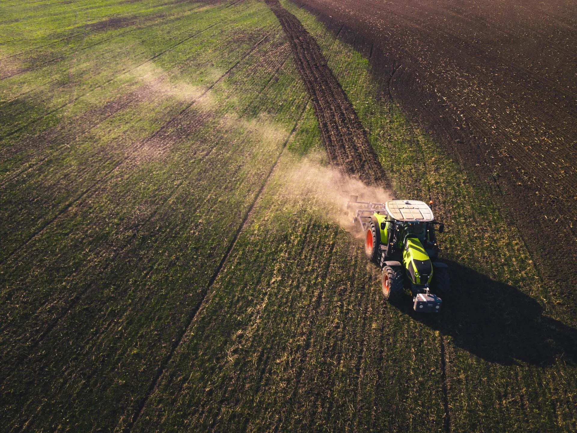 Traktor při aplikaci na poli, letecký pohled
